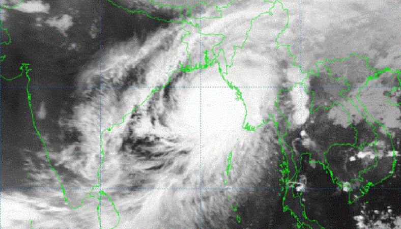 উপকূল অতিক্রম করতে শুরু করেছে ঘূর্ণিঝড় মোখার অগ্রভাগ
