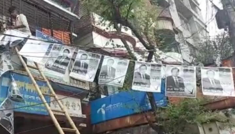 নগর ছেয়ে গেছে পলিথিনে মোড়ানো পোস্টারে, পরিবেশ দূষণের শঙ্কা
