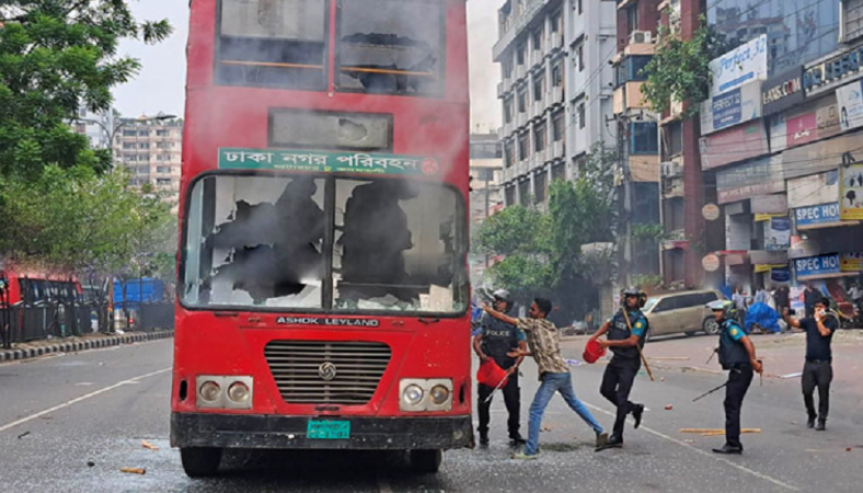 সিটি কলেজ এলাকায় পুলিশ-বিএনপি সংঘর্ষ, বাসে আগুন