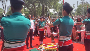 ডা. জাফরুল্লাহ চৌধুরকে গার্ড অব অনার প্রদান