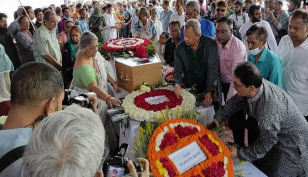শহীদ মিনারে ডা. জাফরুল্লাহ চৌধুরীর মরদেহে সর্বস্তরের শ্রদ্ধা 