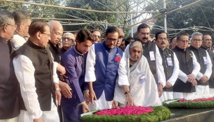 বঙ্গবন্ধুর প্রতিকৃতিতে প্রধানমন্ত্রীর পক্ষে আ. লীগের শ্রদ্ধা