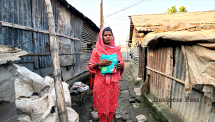 মুঠোফোনে কল এলেই স্যানিটারি ন্যাপকিন পৌঁছে দেন তানিয়া