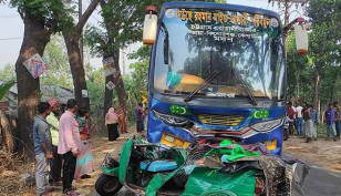 চট্টগ্রামে বাসচাপায় অটোরিকশা দুমড়ে-মুচড়ে নিহত ৪