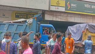 সড়কে ময়লার গাড়ি রেখে পৌর কর্মচারীদের অবরোধ
