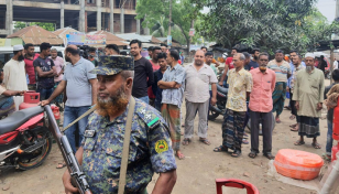 অভিযান চলাকালে দোকান বন্ধ করে পালালেন মুরগি ব্যবসায়ীরা