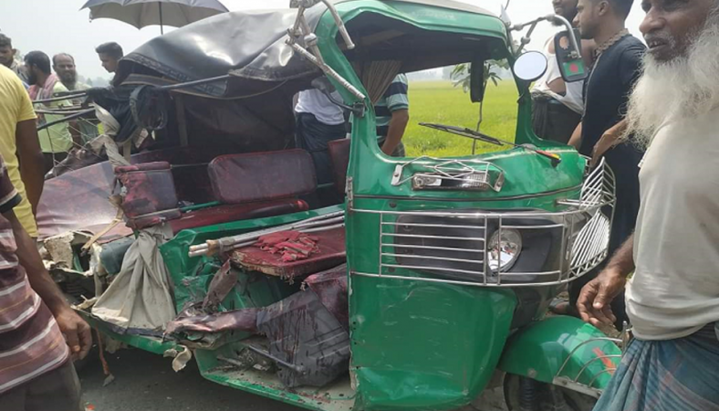 চিরিরবন্দরে বাস-অটোরিকশা সংঘর্ষে শিশুসহ নিহত ৪