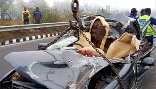 ট্রাকের পেছনে প্রাইভেটকারের ধাক্কা, মা-মেয়েসহ নিহত ৩