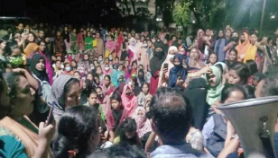 মধ্যরাতে ৪ দফা দাবিতে চবি ছাত্রীদের বিক্ষোভ