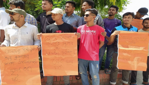 ১৪ দফা দাবিতে কুবি ছাত্রলীগের মানববন্ধন