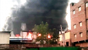 ধামরাইয়ে প্যাকেজিং কারখানায় আগুন, নিয়ন্ত্রণে ৯ ইউনিট