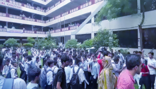 অধ্যক্ষের পদত্যাগ দাবিতে ধানমন্ডি আইডিয়াল কলেজে বিক্ষোভ