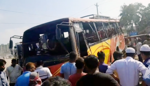 মহাসড়কে যাত্রীবাহী বাস উল্টে নিহত ২