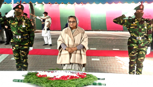 বঙ্গবন্ধুর প্রতিকৃতিতে প্রধানমন্ত্রীর শ্রদ্ধা