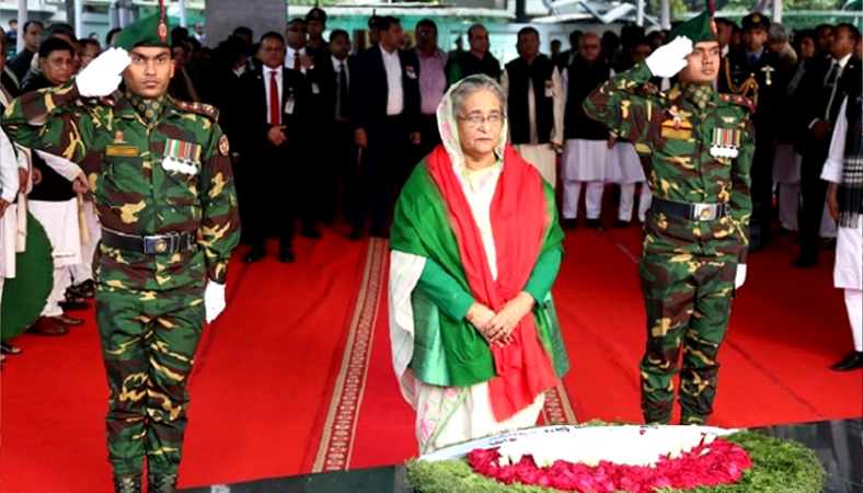 বঙ্গবন্ধুর প্রতিকৃতিতে প্রধানমন্ত্রীর শ্রদ্ধা