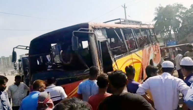মহাসড়কে যাত্রীবাহী বাস উল্টে নিহত ২
