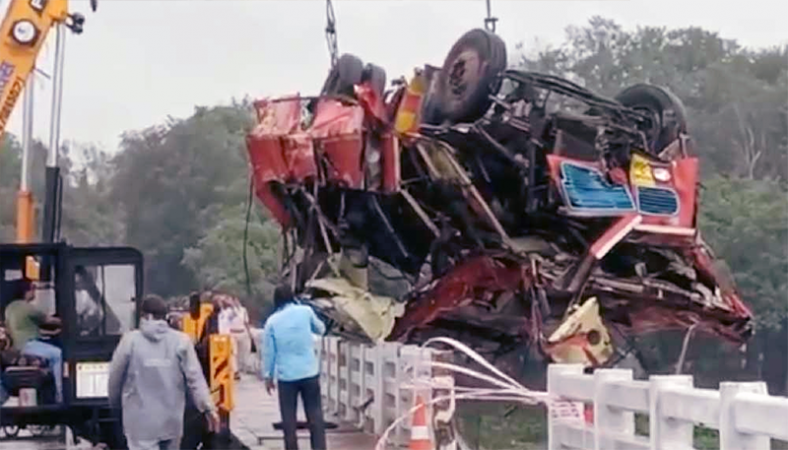 ভারতে রেলিং ভেঙে বাস খাদে, নিহত ১৩