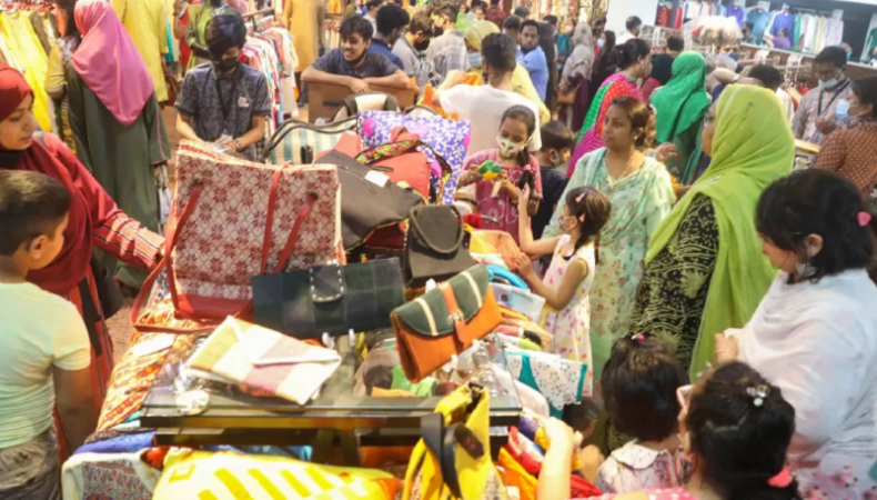 ঈদ কেনাকাটায় ব্যস্ত নগরবাসী