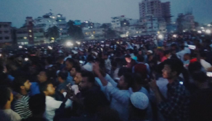 সন্ধ্যা নামতেই ভরে গেছে গোলাপবাগ মাঠ, স্লোগানে মুখর