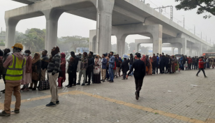 শীত উপেক্ষা করে মেট্রোরেলে উপচেপড়া ভিড়