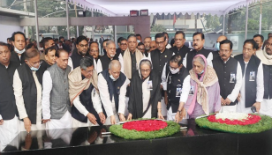 বঙ্গবন্ধুর প্রতিকৃতিতে আ. লীগের নতুন কমিটির শ্রদ্ধা