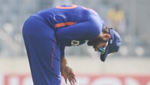 মাঠ থেকে হাসপাতালে রোহিত