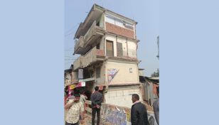 চট্টগ্রামে হেলে পড়ল ৪ তলা ভবন