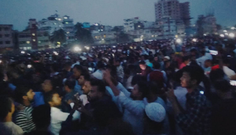 সন্ধ্যা নামতেই ভরে গেছে গোলাপবাগ মাঠ, স্লোগানে মুখর