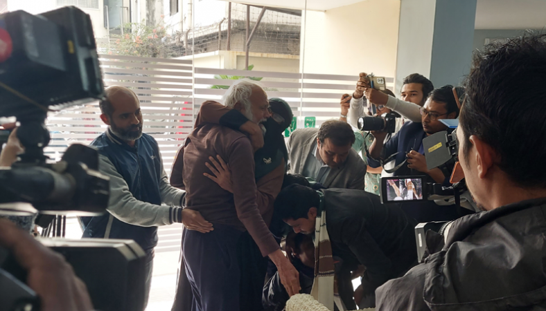 পরিবার খুঁজে পেলেন সৌদিফেরত সেই বৃদ্ধ প্রবাসী