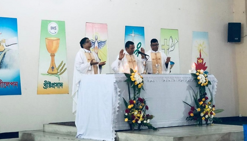 প্রার্থনা পর্ব দিয়ে বড়দিন উদযাপন শুরু