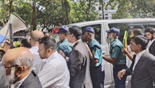 ইইউ প্রতিনিধিদলের গাড়ি ঘিরে বিএনপিপন্থী আইনজীবীদের বিক্ষোভ