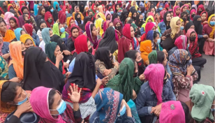 গাজীপুরে সরকার নির্ধারিত মজুরির দাবিতে পোশাক শ্রমিকদের বিক্ষোভ