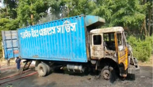 এবার কুরিয়ার সার্ভিসের কাভার্ডভ্যানে আগুন