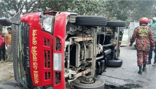 আগুন নেভাতে যাওয়ার সময় দুর্ঘটনায় ফায়ার সার্ভিসের গাড়ি চালকসহ নিহত ২