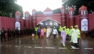বৃষ্টি উপেক্ষা করেই ঈদগাহে মুসল্লিরা
