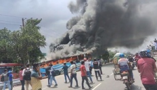 মাতুয়াইলে দুটি যাত্রীবাহী বাসে আগুন