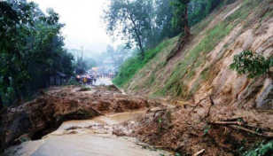 চট্টগ্রামে পাহাড় ধসে বাবা-মেয়ের মৃত্যু