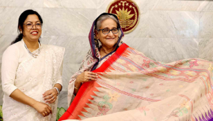 প্রধানমন্ত্রীকে কলাগাছের তন্তু থেকে তৈরি শাড়ী উপহার 