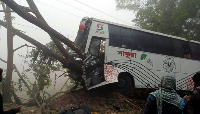 বরিশালে বাস-ট্রলির মুখোমুখি সংঘর্ষে নিহত ২
