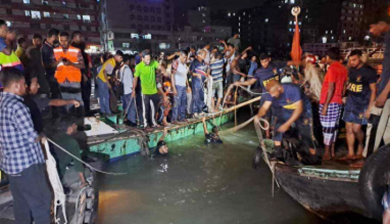 বুড়িগঙ্গায় ওয়াটার বাসডুবি: নারী-শিশুসহ ৪ লাশ উদ্ধার