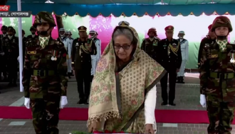 বঙ্গবন্ধুর সমাধিতে প্রধানমন্ত্রীর শ্রদ্ধা