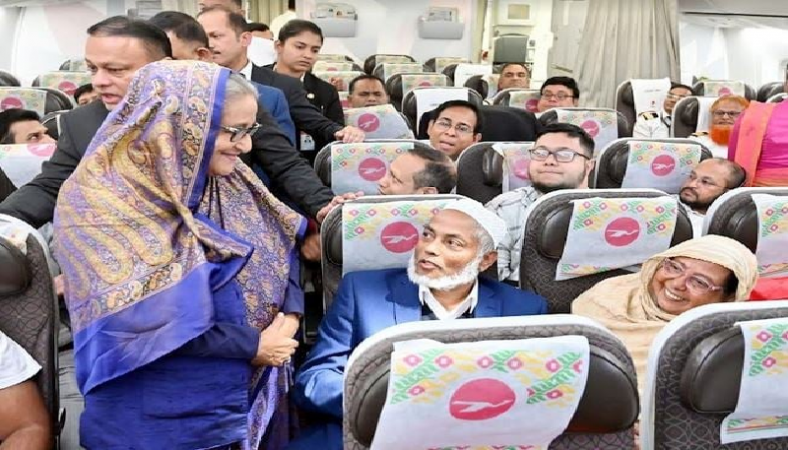 বিমানে শেখ হাসিনার মমতা দেখে অভিভূত যাত্রীরা