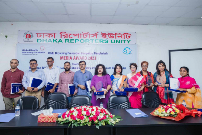 পানিতে ডুবে শিশুমৃত্যু প্রতিরোধ বিষয়ে সেরা প্রতিবেদনের পুরস্কার পেলো ১৩ সাংবাদিক