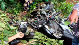 গাছে মোটরসাইকেলের ধাক্কা, প্রাণ গেলো দুই বন্ধুর