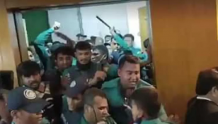 সাংবাদিকদের লাঠিপেটা পুলিশের, ব্যবস্থা নেয়ার আশ্বাস প্রধান বিচারপতির