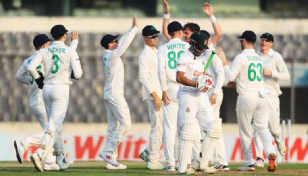 দুই ওপেনারকে হারিয়ে দিন শেষ করল বাংলাদেশ