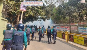 ঢাকা কলেজের শিক্ষার্থীদের সঙ্গে পুলিশের সংঘর্ষ