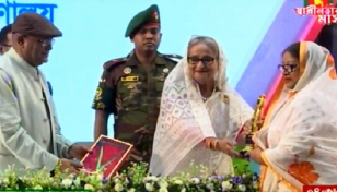 বিজয়ীদের হাতে পুরস্কার তুলে দিলেন প্রধানমন্ত্রী