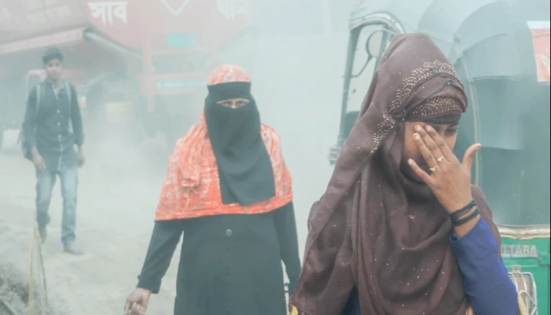 আজ বিশ্বের দ্বিতীয় দূষিত বাতাসের শহর ঢাকা