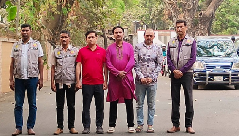 সিদ্দিকবাজারে বিস্ফোরণ: ভবনের দুই মালিকসহ গ্রেপ্তার ৩
